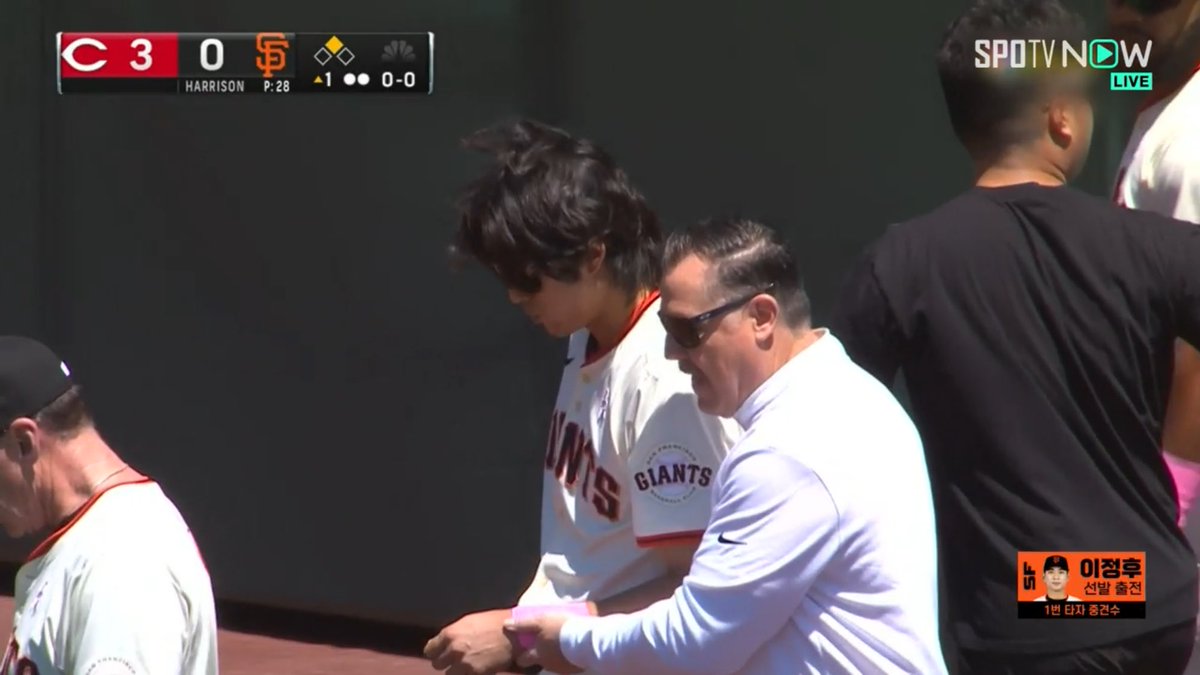 아.... 수비하다가 펜스랑 부딪혀서 왼쪽 손목어깨 부딪혀서 교체됨....제발 큰 부상 아니길....