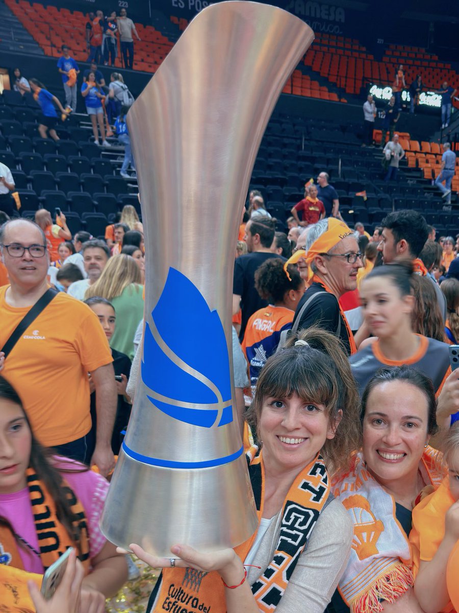Mirad a esta chica (YO) toda contenta con la COPA de la #LFEndesa que se han llevado a casa las CAMPEONÍSIMAS DE <a href="/valenciabasket/">Valencia Basket Club</a>  #valenciabasketfemenino