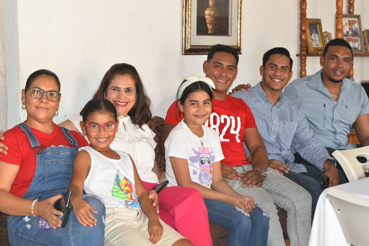 Desde mi pueblo, junto a mi amada Madre, familia y queridas vecinas, celebro y saludo a todas las MADRES🩷que a diario dan vida y alma por sus hijas e hijos; a las heroínas de la creación y fuente de inspiración de nuestra lucha para refundar Honduras🌺.