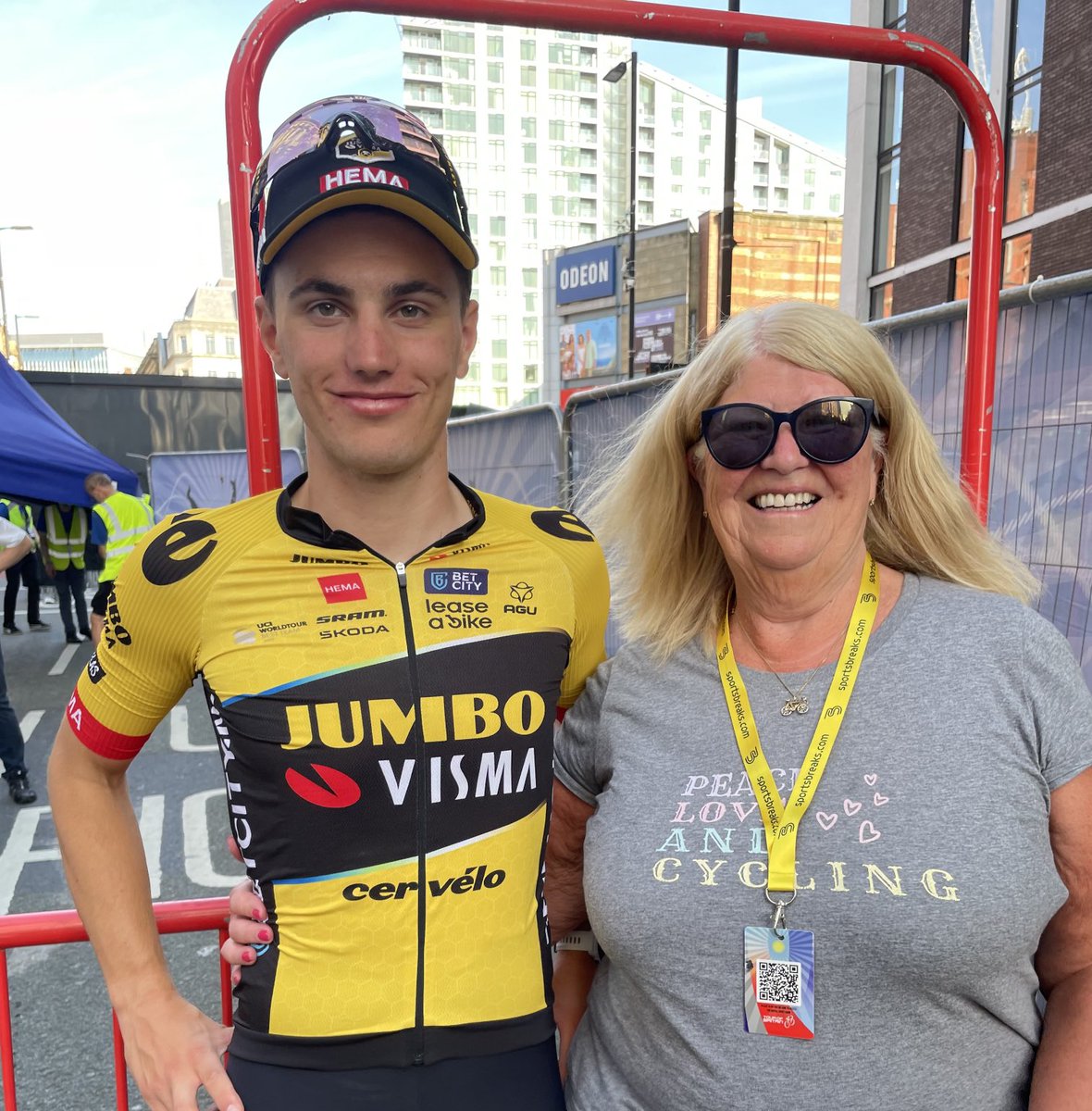 Todays stage winner ⁦@giroditalia⁩ olavkooij ⁦@vismaleaseabike⁩ and here he is stage winner ⁦@TourofBritain⁩ #2023 ⁦@penninecycles⁩ congratulating him