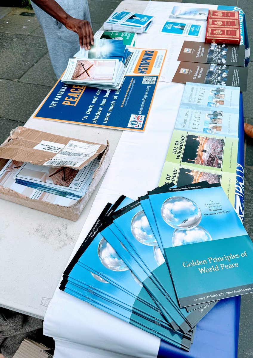 🌟 Today was a resounding success as Majlis Ansarullah #Glasgow organised a vibrant leafleting and Tabligh stall in the heart of Paisley & @RenCouncil 

🎉 Over 1000 leaflets, books, and brochures were distributed, spreading the #PeaceForTheWorld and #stopww3 campaign messages.