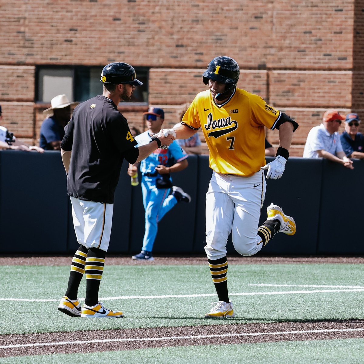 HENNYTHING IS POSSIBLE! 

@hennings_connor with our second homer of the game and the first of his career! 

T2 | Iowa 2, Illinois 0 

#Hawkeyes