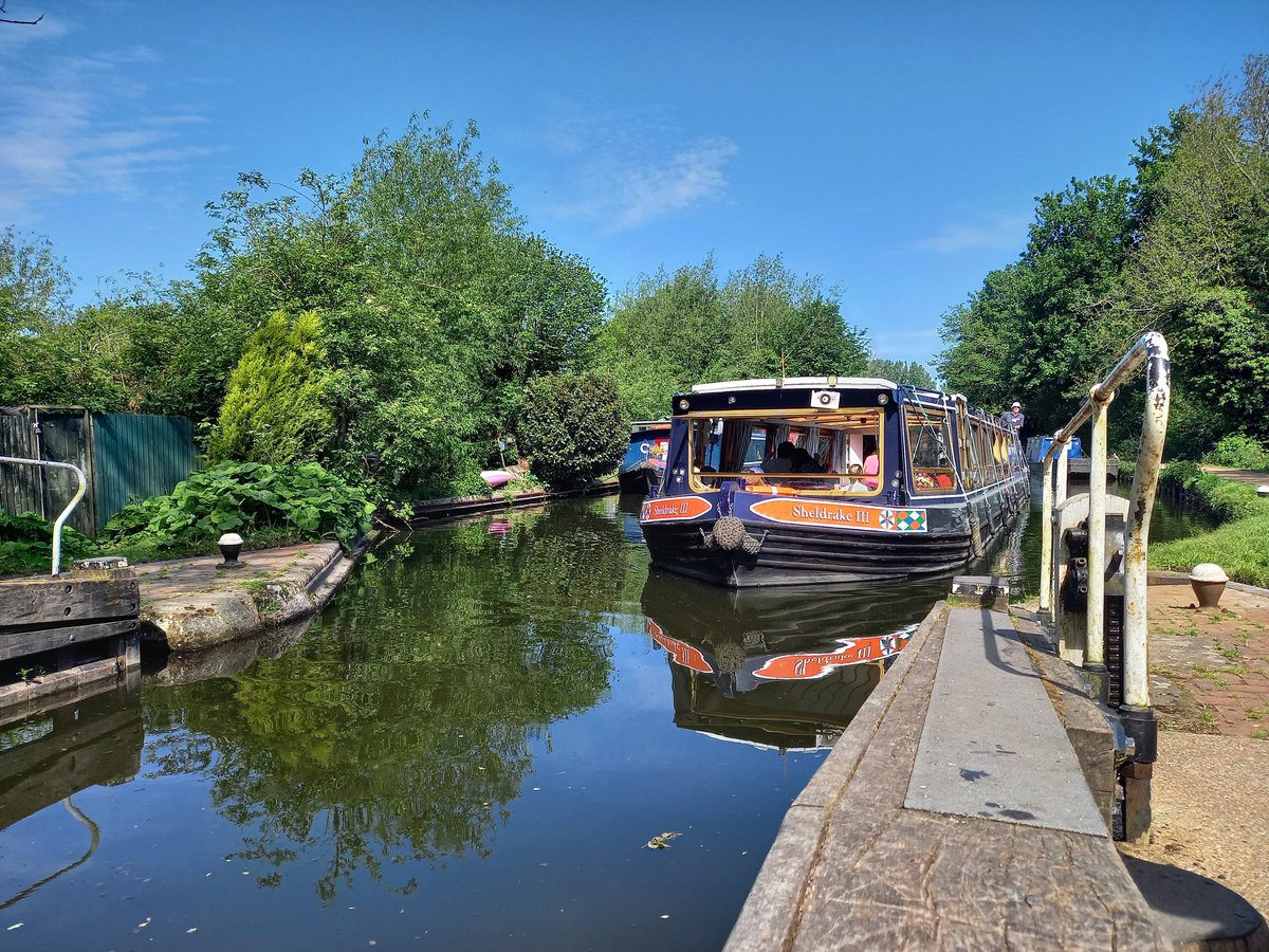 It's been another glorious day to be out on the water. We hope all our friends & followers have had a lovely weekend and enjoyed the sunshine. Perfect boating weather 🌞 #WeekendVibes #Charity #BoatHire #Lifesbetterbywater #GrandUnionCanal #Canal #Sunshine