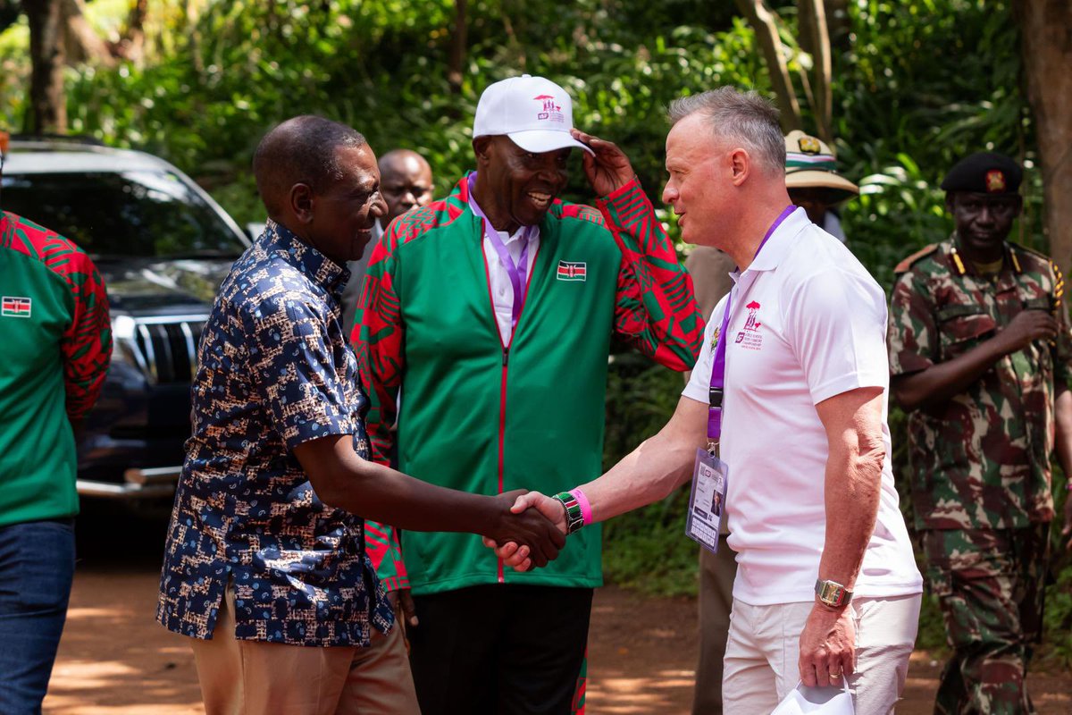 With President @WilliamsRuto we share the same vision for the future of young generations : #education #sport #schools are the bases of a Nation, of the world 🌍 #ISFwscCrossCountry