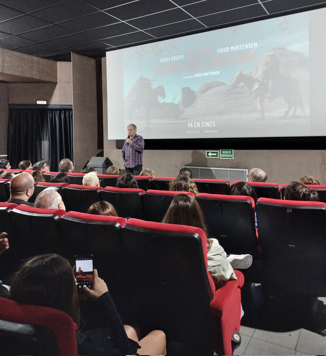 🔴 EN DIRECTO DESDE RENOIR PRINCESA Sesión llena para charlar con Viggo Mortensen sobre su película 'Hasta el fin del mundo'