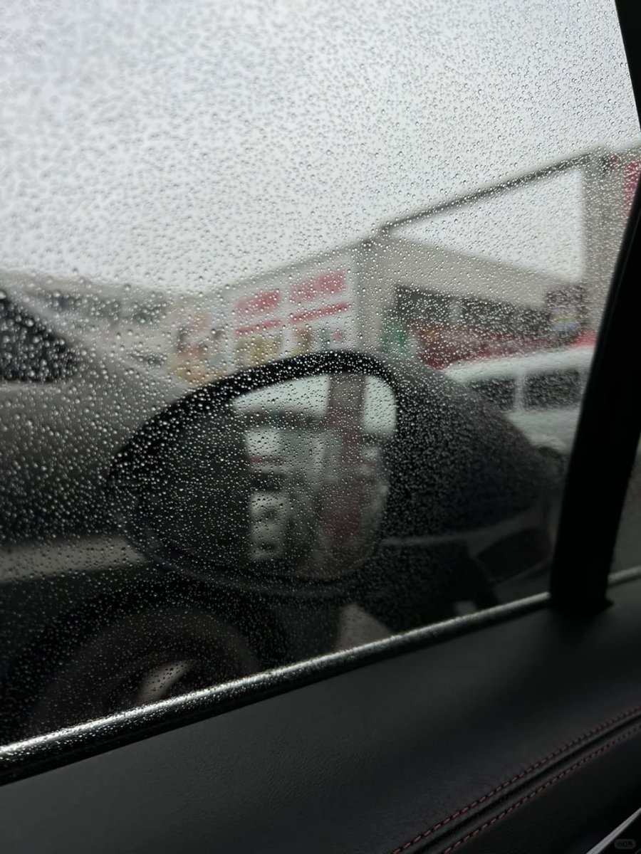 Rainy days in New York create a tranquil environment. Even with traffic, I won't be bothered; all I desire is a cup of hot coffee in the car.
