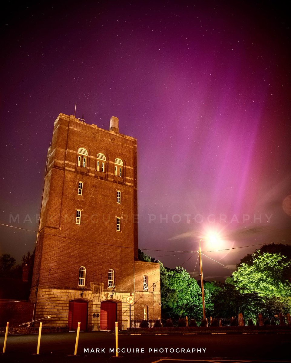 I got much more powerful shots of the aurora but there’s nothing quite like capturing it at the iconic water tower, a beacon for anyone who calls the Curragh home and the place where the tricolor was raised by @defenceforces after the takeover from the British army. 🇮🇪 🇮🇪