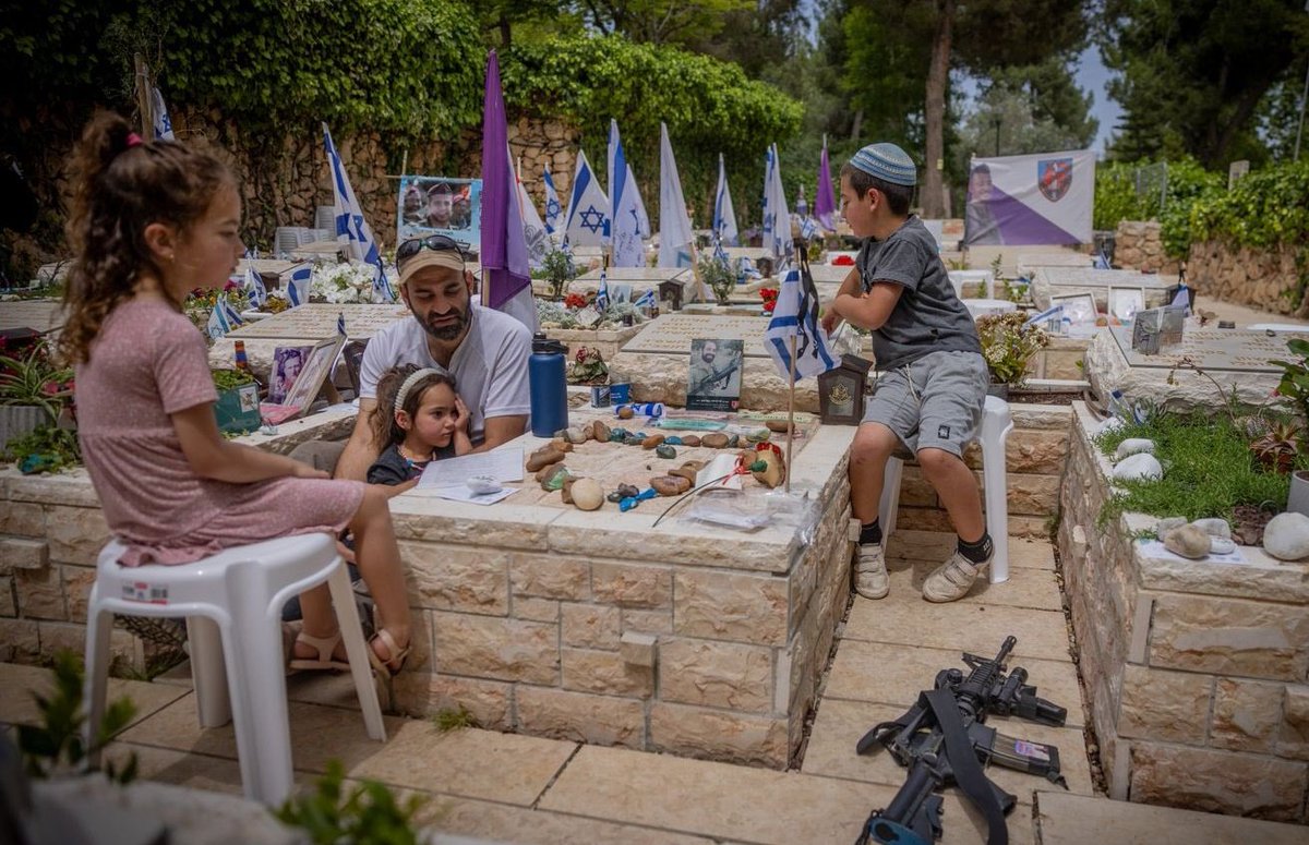 Memorial Day this evening at the Mount Herzl cemetery. 💔 Never forget🕯 (Photo: @haim_goldberg)