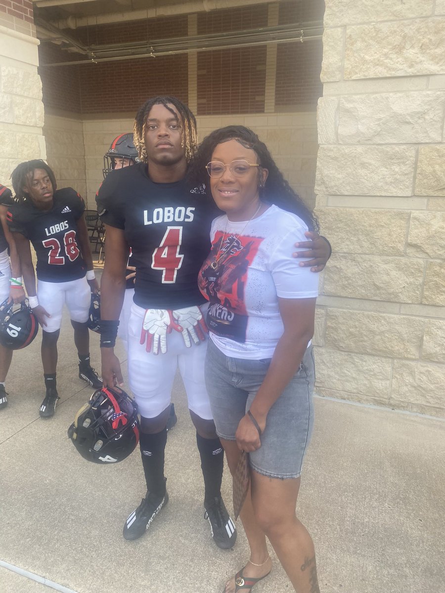 CorionPowers's tweet photo. Happy Mother’s Day to the one person i can count on for anything .No matter what I know my mama got me in life and I am blessed to have a mother like this.She has lost her mom and dad made no excuses to still provide for me.I love you my queen and will make sure you retire early https://t.co/3L3e3SfGz0