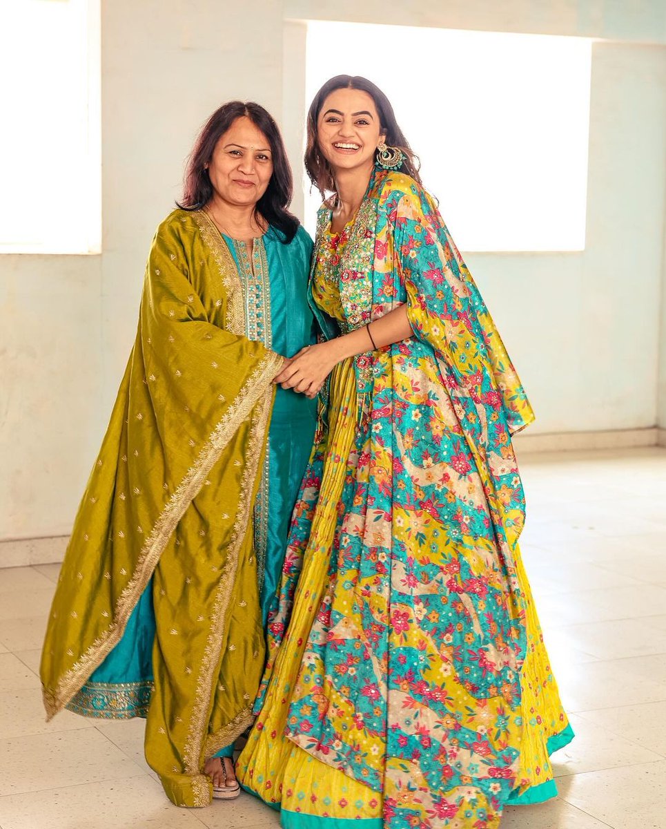 Most cute and pretty mother daughter duo 😍❤️🧿 @OfficialHelly7 #HellyShah #HellyHolics @ayushi1502 @_2jth5_ @Archana_smile @CoFfEe___MuG @erum_tweets @ittu_love_helly @Hellyfan_Khushi @Nishi_203 @sairiyaaa @hellyshah_hana @Noviyanti0701 @pu1_5uchada @Mubii81855985