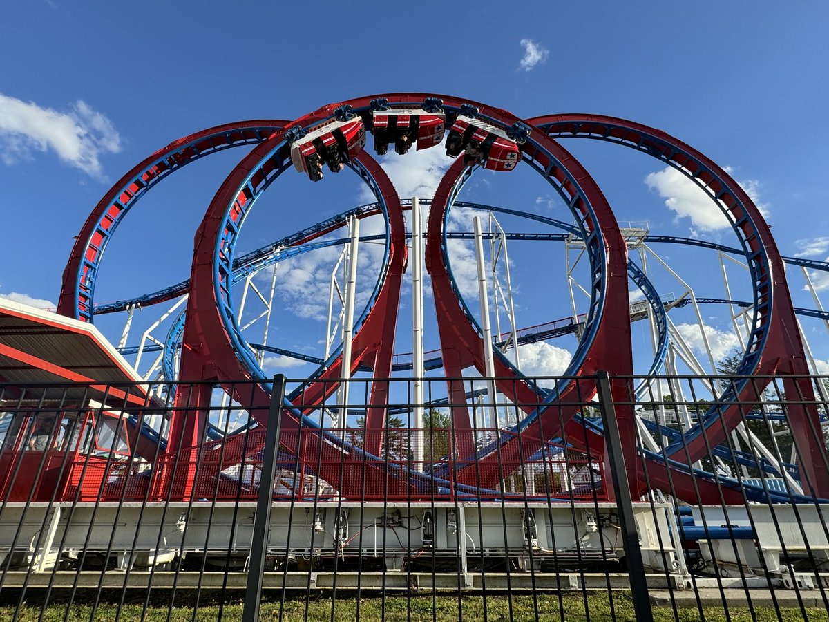coasterchitchat's tweet image. All American Triple Loop, a classic Schwarzkopf looping coaster, has made its debut at @IndianaBeach!

📸 One Click Gang

#indianabeach #schwarzkopf #coasterchitchat #amusementpark #rollercoaster #thrillride #classic #legacyofschwarzkopf #newfor2024 #nowopen #monticello #indiana