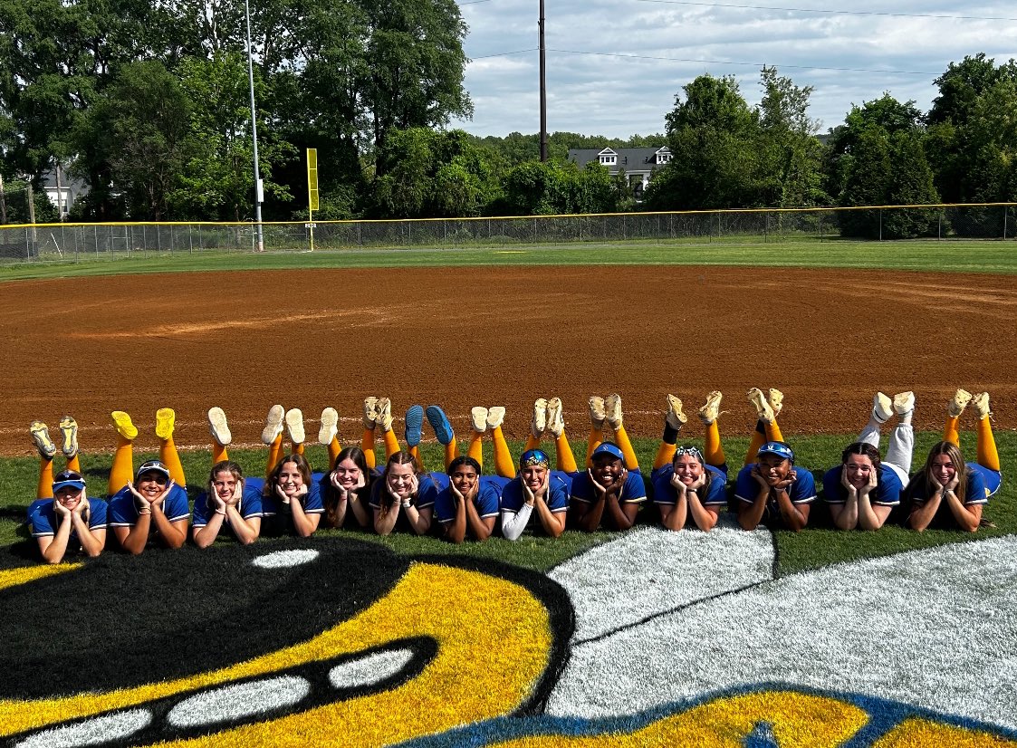 jennawilson2026's tweet photo. Good way to end the season with a crazy win on senior night! Going to miss my seniors so much! Ended the regular season batting .475 with 28 H, 4 HR, 20 RBI’s, and athlete of the month! On to districts! Let’s go @OsbournParkSB 💙💛🐝 @TNMojo07 @MojoCoachBruce https://t.co/SOEk1FLe7j