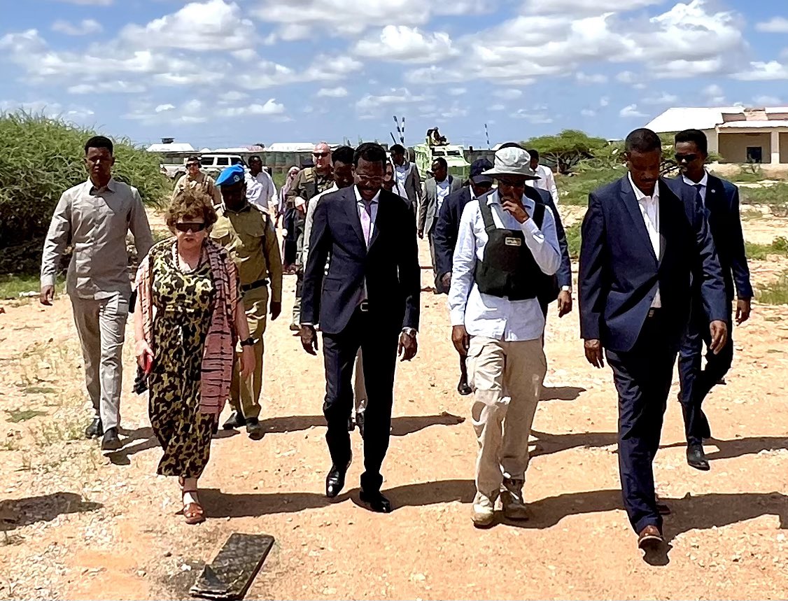 3/3) While in #Dhusamareb, Special Representative @CatrionaLaing1 and President @MrQoorqoor also inspected progress on the new #UN offices being built there - their proximity will help the @UN better support #Galmudug, with the location housing various @UNinSomalia agencies.