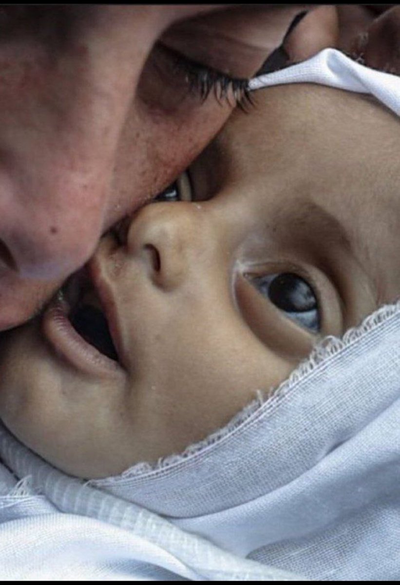 #Gazze'de Anneler Günü... #Gazze'li annenin bebeğine son dokunuşu.. #AllahBelanıVersinİsrail #AllahBelanıVersinAbd