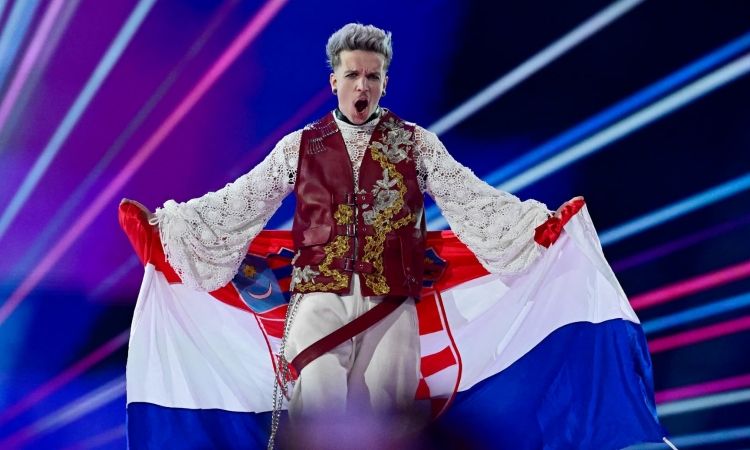 🇭🇷✨ CROATIA WELCOMES BABY LASAGNA HOME! ✨🇭🇷 Watch the heart-warming moment as Eurovision hero, Baby Lasagna, is greeted by thousands in Zagreb! Purišić's emotional reaction captures the nation's pride. BRAVO! #BabyLasagna #EurovisionHero #WelcomeHome buff.ly/3UXk6xJ