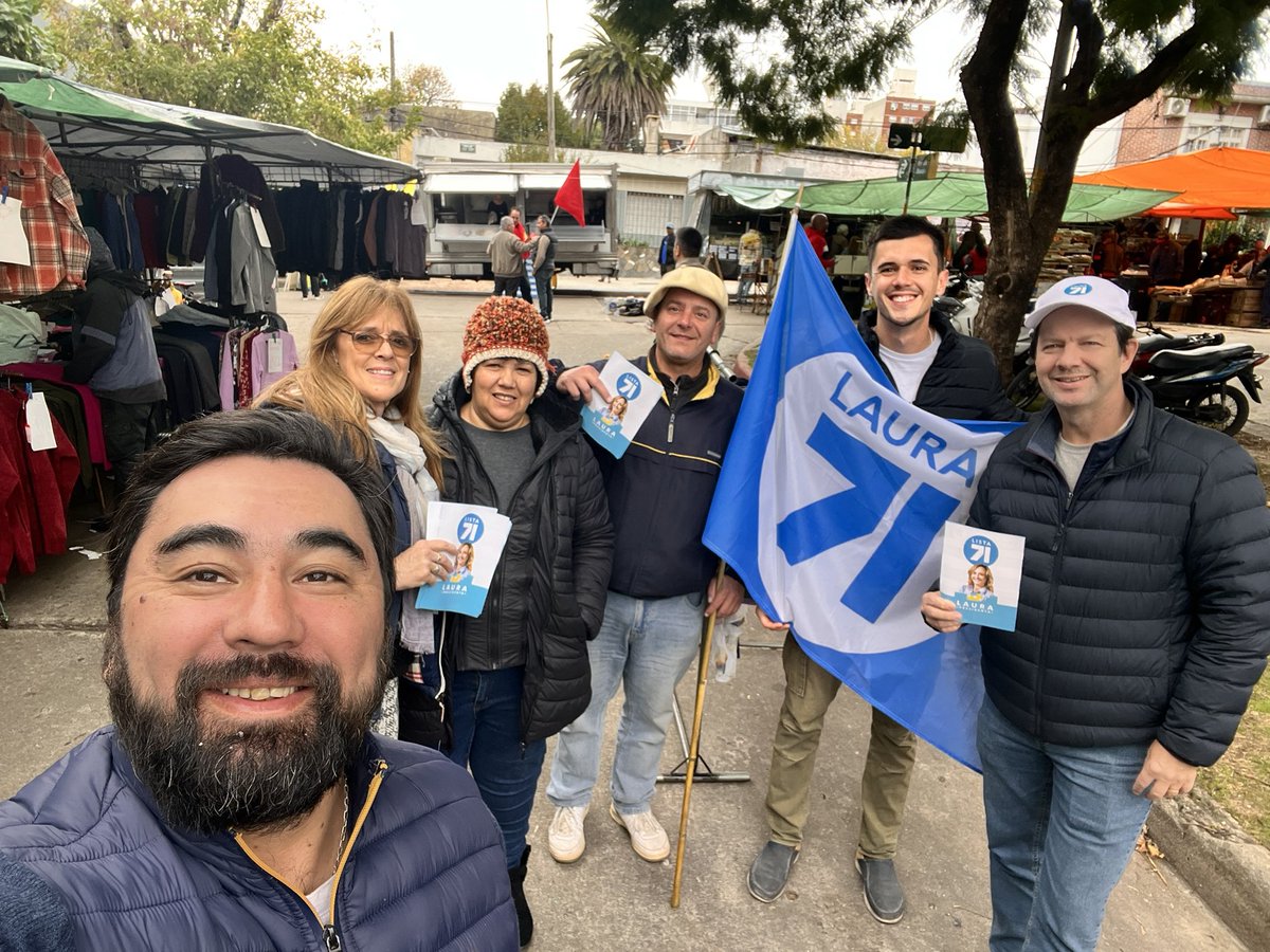 Feria de Julio César y Rivera con la con la visita del Edil @NicoPias 🙌 Compartimos las ideas del plan de gobierno de @lauraraffoy la @lista71 junto a feriantes y vecinos del municipio CH