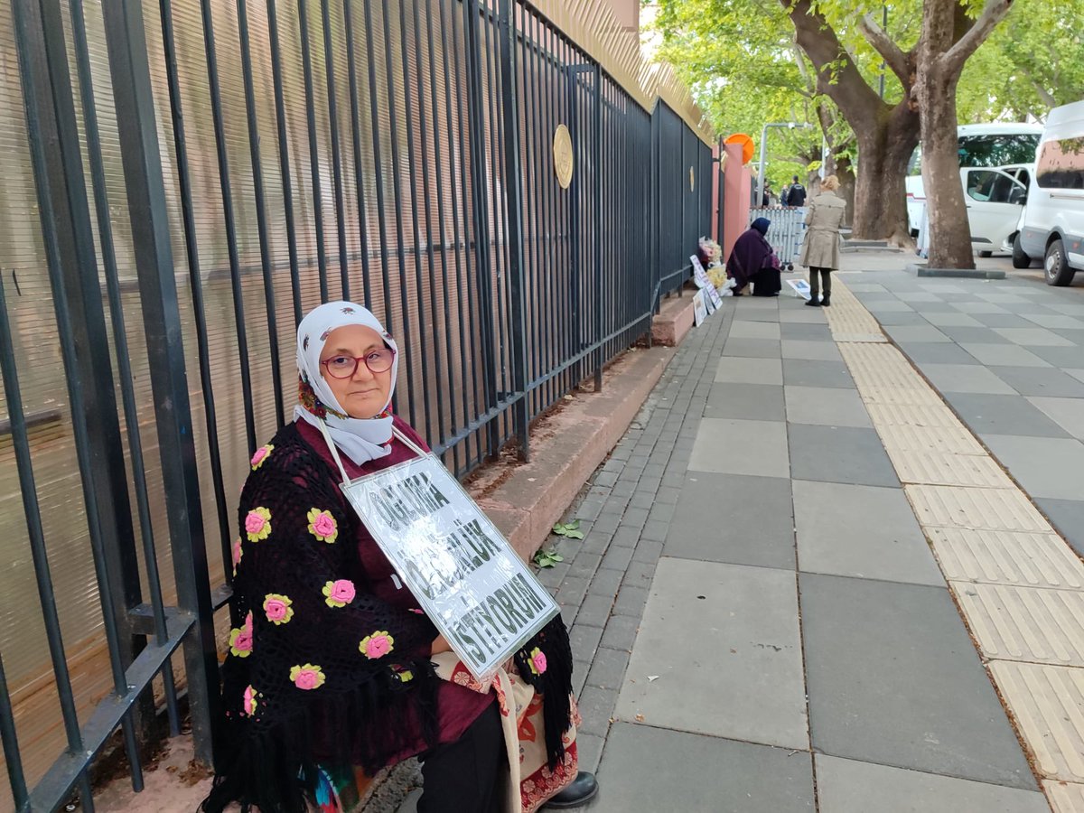 Bir anneler günü böyle ?
Sıcak evimden çok X attım olmadı. 42 gündür Adalet bakanlığı önünde @AdaletNobetii tutuyorum 
Oğlumu istiyorum @Cemrebirand1 
Suç yok ceza müebbet. @gergerliogluof 
@adalet_bakanlik @tcbestepe @TBMMresmi