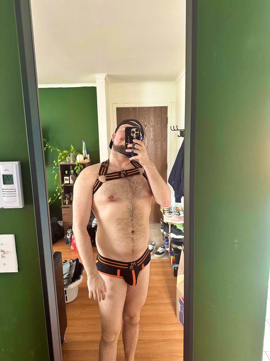 bagdran_qc's tweet photo. Folding laundry, finding this matching kit, trying it on and feeling myself 🤭
Body is bodying 🙌🏻 
#gayqc #jockstrap #harness https://t.co/3wCglr3hnY