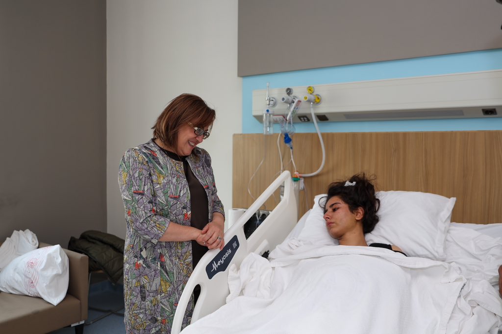 Başkanımız @FatmaSahin #İslahiye'de meydana gelen trafik kazasında yaralanan vatandaşları ziyaret etti. Yaralıların sağlık durumları hakkında bilgi aldı ve geçmiş olsun dileklerini iletti. 📍Gaziantep Şehir Hastanesi