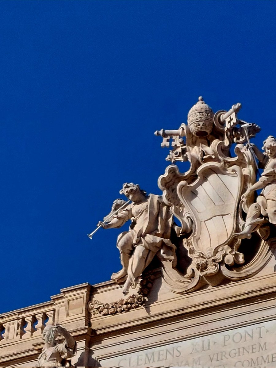 Nemmeno Papa Clemente XII avrebbe sognato un azzurro così come sfondo del suo stemma di famiglia. (#Roma. Fontana di Trevi. 📷mia)