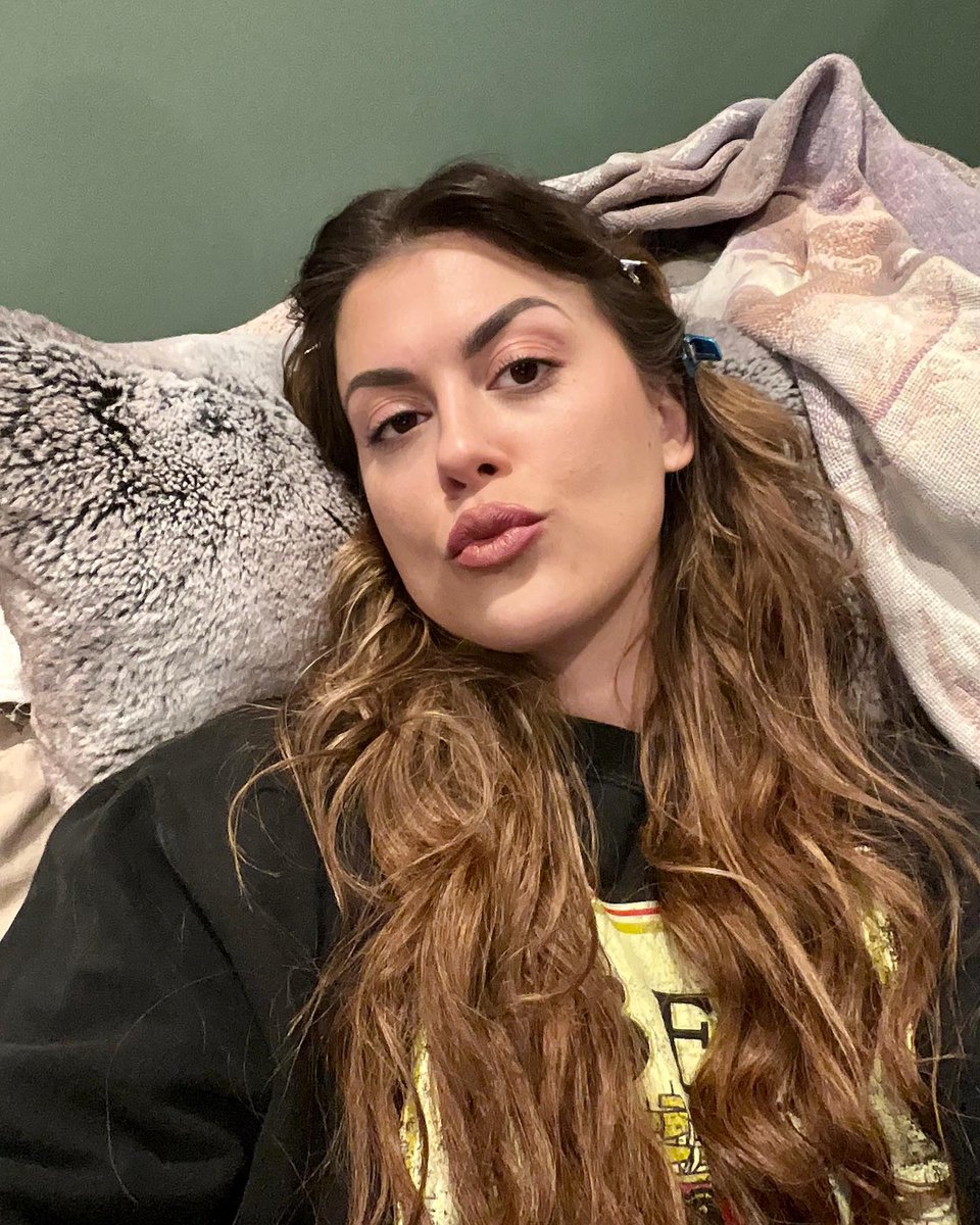 ThaLadyShaw's tweet photo. “Single forever? probably ."

-/ 

“Lindsey Sighed.” https://t.co/jDnZqfcZJ5