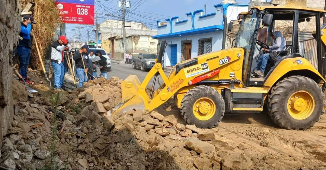 Jefatura de mantenimiento y servicios generales de la Municipalidad de #Quetzaltenango realizan levantamiento de escombros en distintos puntos de la ciudad de Quetzaltenango, donde se registraron daños luego del sismo de este domingo 12 de mayo.
#EUXela