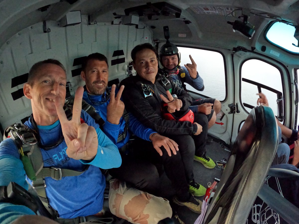 FLY974pointcom's tweet photo. La photo du jour #parachutisme #skydive #gotoreunion #gopro #goprochallenge #goprophotography #ileintense #runhélico https://t.co/Hl02PnVUCg