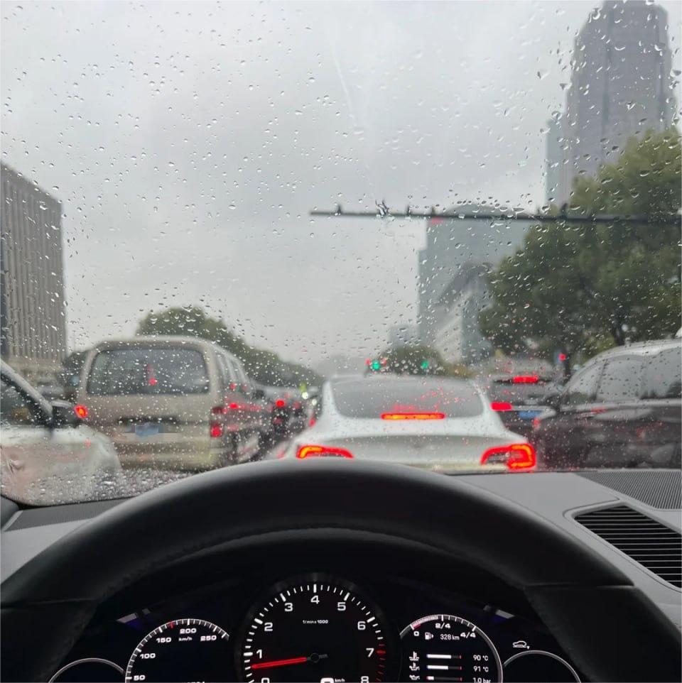 7pl3o2MBjJEIv's tweet image. The tranquil atmosphere of rainy days in New York is quite soothing. Even in traffic, I won&apos;t feel frustrated; all I desire is a cup of hot coffee in the car.