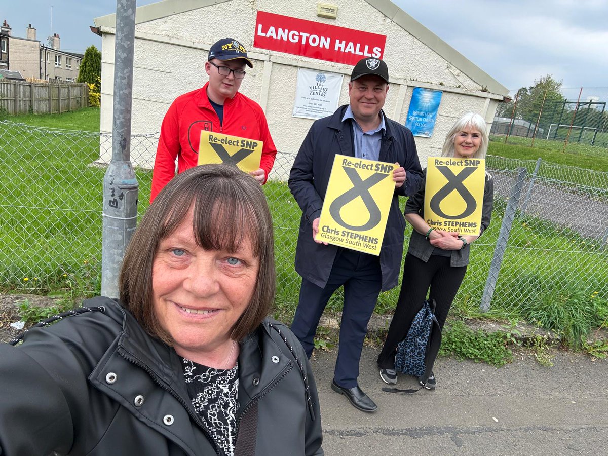 Great weather for surveying session this afternoon in Pollok with @ChrisStephens, our very hard working MP, candidate for @GSW_SNP #VoteSNP in #GE2024 💛🖤🏴󠁧󠁢󠁳󠁣󠁴󠁿
