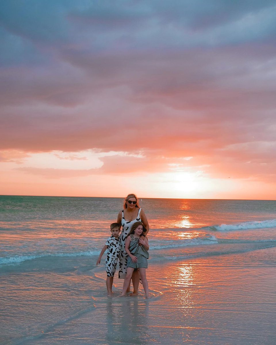 Sunset strolls with Mom: where every moment feels like a golden hug. Here's to the moms who make every day brighter! 

Happy Mother's Day from all of us at Bradenton Area! ☀️💕

📷 instagram.com/ourcardifflife