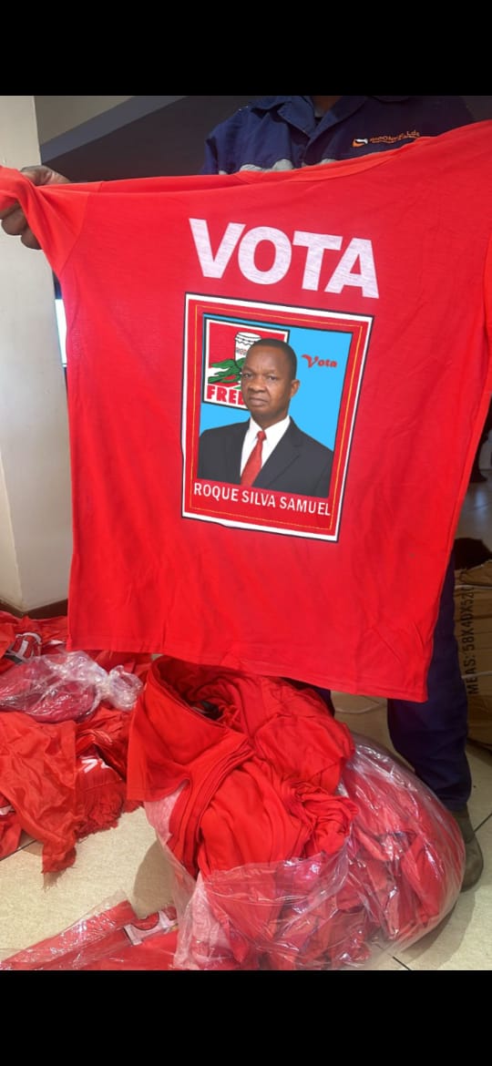 Contentores contendo camisetas estampadas com rosto do Camarada Roque Silva desembarcaram em Maputo, escreve uma fonte não fiável. Eu acho que isto é um bluff, porque gente, não é possível 😂😂😂😂