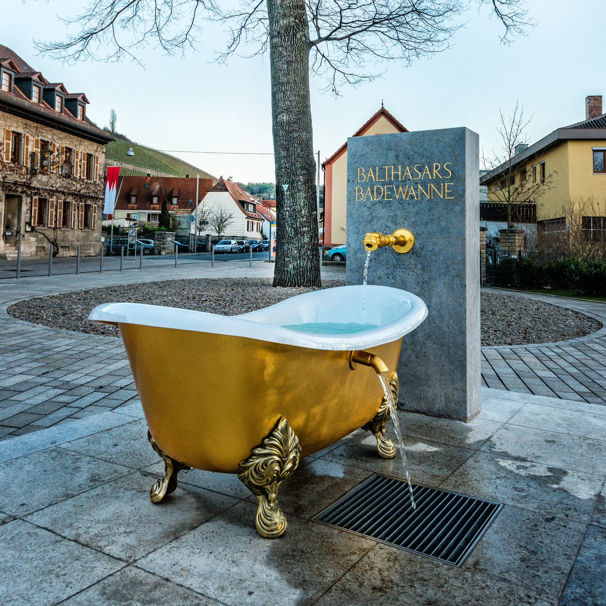 #matthiasbraun #contemporaryart #memorial #fountain#balthasarsbathtub #unterfranken #randersacker #balthasarneumann #brunnen #kunstinstallation #glücksorte #schild #kiör #touristattraction #kunstimöffentlichenraum #platzgestaltung #lowerfranconia #autobahn #a3 #artinpublicspace