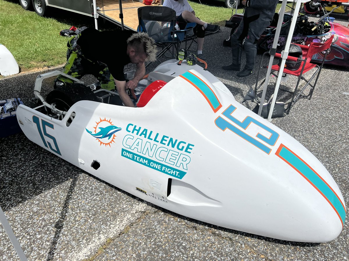Making some final adjustments to the shifter on the sidecar before the race today.

#gofins #finsup #OneTeamOneFight