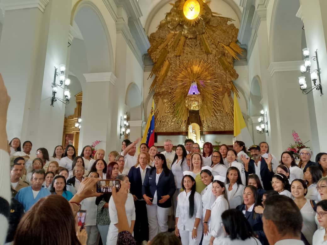 En el marco de la celebración de la Enfermería, nuestro equipo de enfermería hizo acto de presencia en la misa que se celebra cada año en la Catedral de Ciudad Bolívar, Dando gracias por su amor y compromiso de servir con profesionalismo y bondad. #MadreSerDeVida @NicolasMaduro