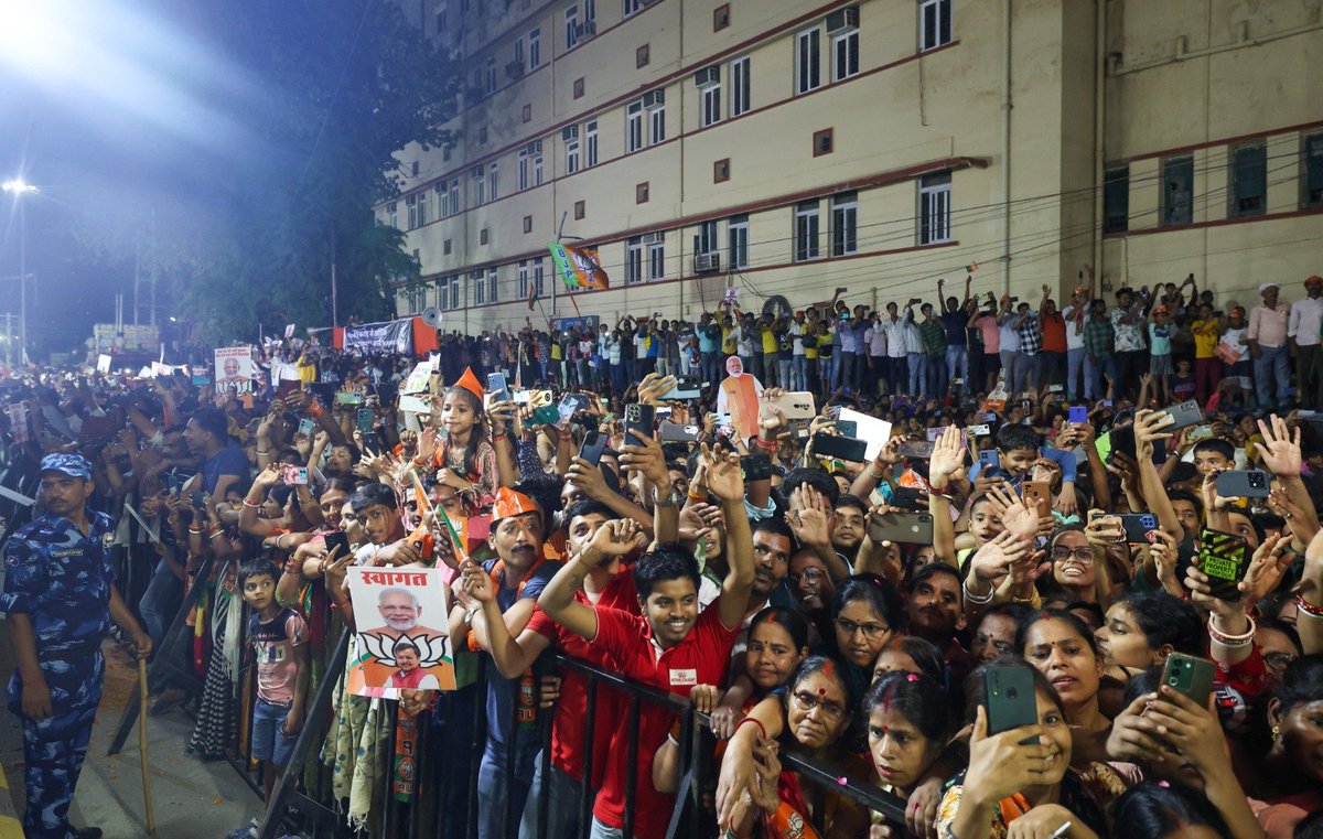 narendramodi's tweet photo. शहर के लोगों का जीवन और आसान बनाने के लिए हमने रोड, रेल और एयर कनेक्टिविटी बढ़ाने में कोई कोर-कसर नहीं छोड़ी है। पटना-हावड़ा वंदे भारत एक्सप्रेस हो या पटना-वाराणसी के बीच ट्रेन, रेलवे जंक्शन पर सुविधाओं का विस्तार हो या हवाई अड्डे पर डोमेस्टिक टर्मिनल बिल्डिंग और इनक्यूबेशन सेंटर,  हमारी सरकार ने इंफ्रास्ट्रक्चर डेवलपमेंट पर काफी फोकस किया है। इसके साथ ही गंगा नदी पर केबल ब्रिज, महात्मा गांधी सेतु का जीर्णोद्धार, पटना मेट्रो रेल परियोजना और पटना रिंग रोड से शहर के लोगों का जीवन और आसान होगा।