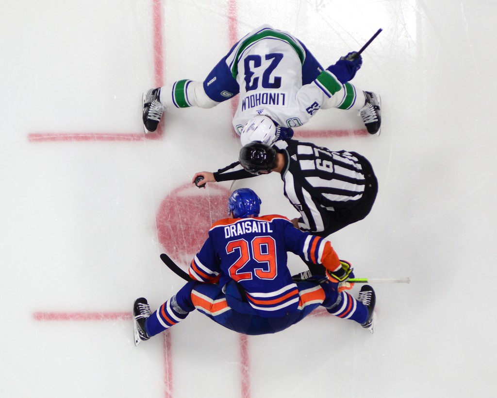 Round 2️⃣ shifts to #RogersPlace TONIGHT!!⁠ #LetsGoOilers⁠ MHH: 5:30 PM Outdoor Watch Parties: 6:00 PM⁠ Doors: 6:00 PM Puck Drop: 7:30 PM Tickets: EdmontonOilers.com/Tickets Studio 99: RogersPlace.com/Studio99 Parking: IceDistrict.com/Parking 50/50: edmontonoilers.com/5050TW