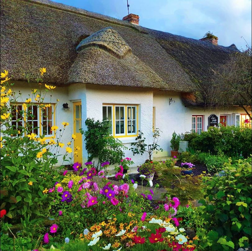 This cottage looks like it was taken straight out of a fairy tale book🌻💕 Have you ever visited Adare in #CounrtyLimerick ? 📍Adare, County Limerick 📸instagram.com/pavels_travels… #FairyTaleCottage #AdareVillage #MagicalHomes #CottageCharm #AdareManor
