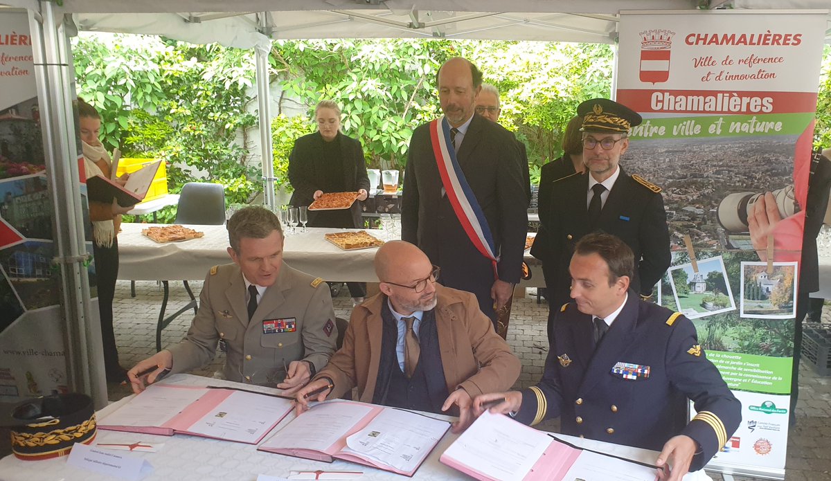 #8mai Dans toute l'académie de Clermont les cérémonies sont l'occasion pour les élèves de rencontrer les combattants d'hier & d'aujourd'hui : lectures chants porte-drapeaux création #CDSG
➡️Postez vos photos de participation d'élèves de @acclermont  ⬇️⬇️
@Dsden_15 @DSDEN_43