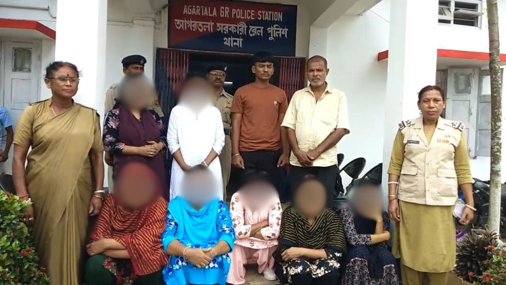 Defence_Forum's tweet photo. 8 Bangladeshis arrested at Agartala station on way to Pune, Mumbai
https://t.co/VinqHKLMmp https://t.co/BYJDBA1SyM