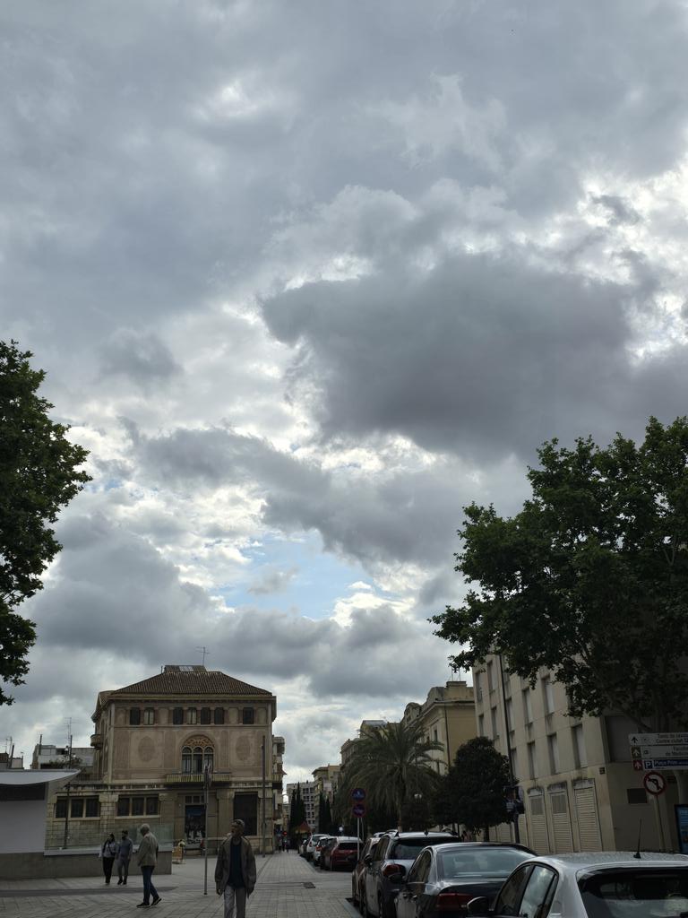 Mirant el cel...☁️☁️☁️☁️ Ara tenim 22°C #reus #sky #clouds #nubes @1967fct @Alex_MeteoM @JRovireta @StormHour @SeguimlaMeteo @ecazatormentas
