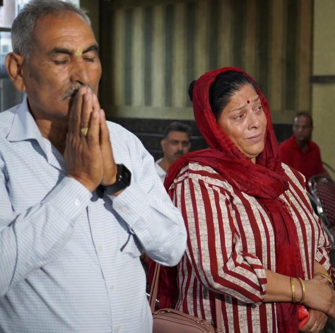 RanjanJotshi's tweet image. Feel the pain of a mother on #MotherDay who has lost her Braveheart son.
Mother is a feeling beyond words - of affection, sacrifice, patience &amp;amp; strength. Today, on the occasion of #MotherDay , I salute to the mother of our braveheart martyr Sh.Rahul Bhat jee. 
Om Shanti Om.