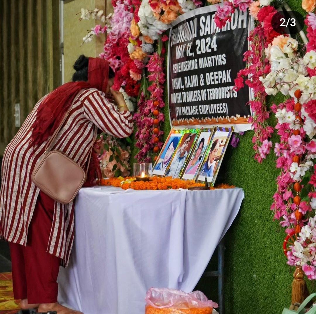 RanjanJotshi's tweet image. Feel the pain of a mother on #MotherDay who has lost her Braveheart son.
Mother is a feeling beyond words - of affection, sacrifice, patience &amp;amp; strength. Today, on the occasion of #MotherDay , I salute to the mother of our braveheart martyr Sh.Rahul Bhat jee. 
Om Shanti Om.