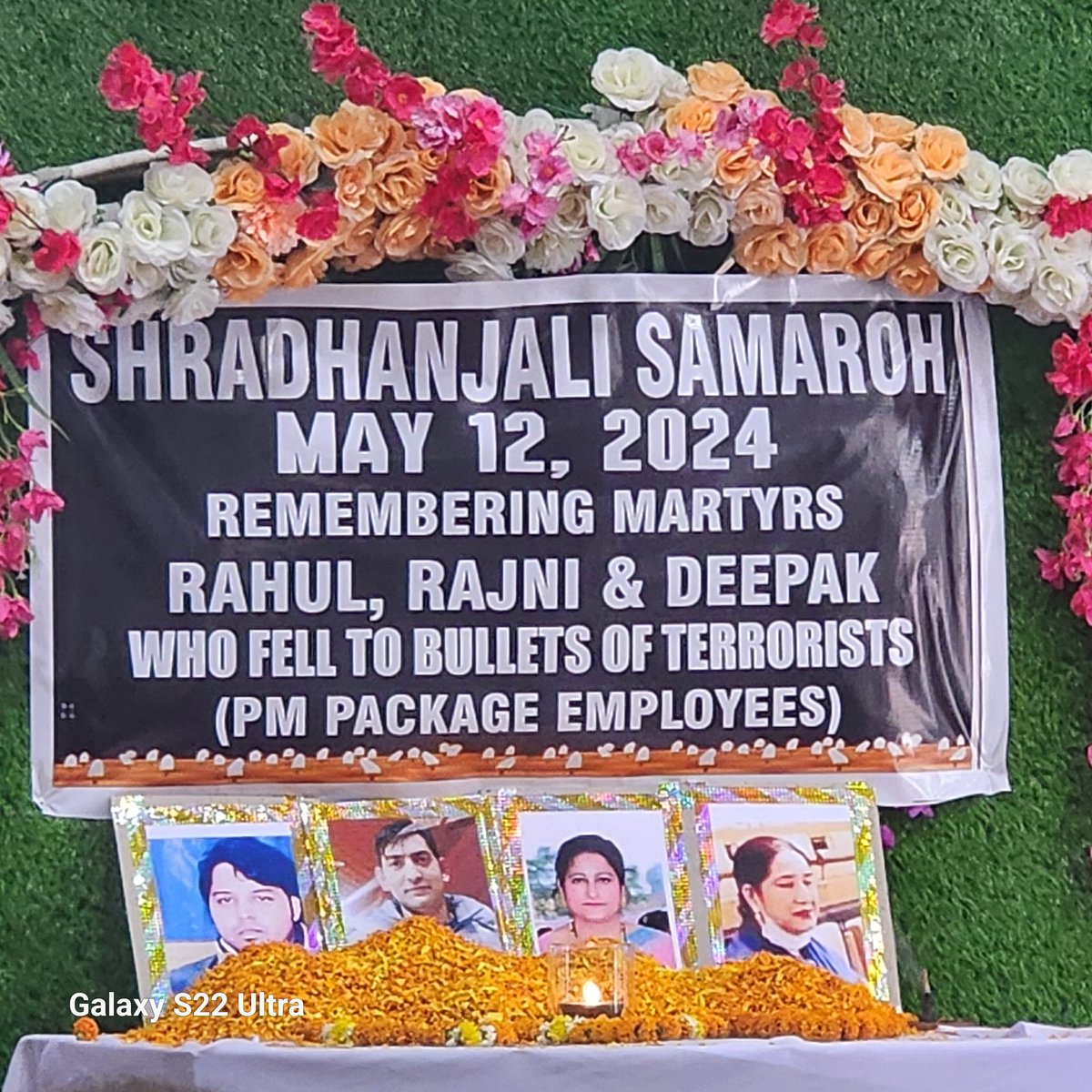 RanjanJotshi's tweet image. Feel the pain of a mother on #MotherDay who has lost her Braveheart son.
Mother is a feeling beyond words - of affection, sacrifice, patience &amp;amp; strength. Today, on the occasion of #MotherDay , I salute to the mother of our braveheart martyr Sh.Rahul Bhat jee. 
Om Shanti Om.