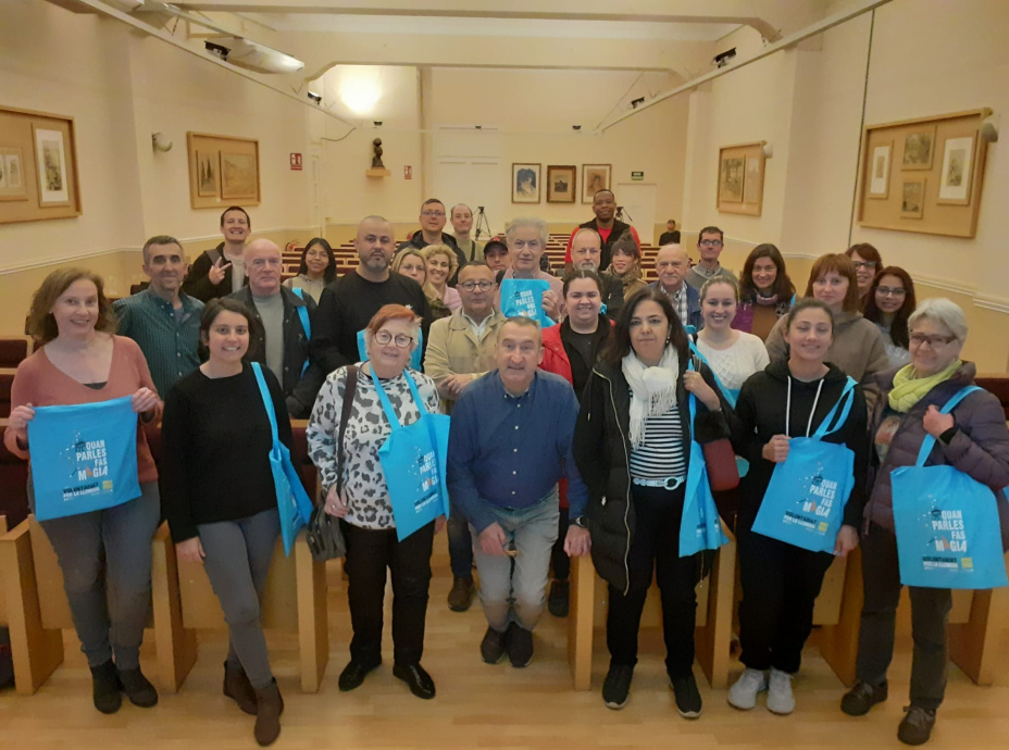 Presentació de seixanta parelles lingüístiques a Reus 🤝🏻 El @CNLReus va fer que voluntaris i aprenents es coneguessin al @centredelectura #QuanParlesFasMàgia vxl.cat/comunitat-vxl/…