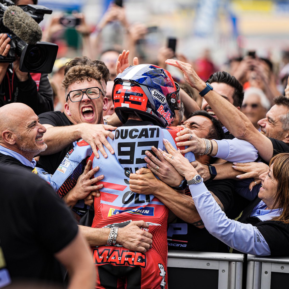 Allez alleeeezz!! Otro podio, este inesperado. Hemos sabido mantener la paciencia e ir ganando posiciones. HAPPY! 😁

Allez alleeeezz!! Another podium, this one unexpected, but we were patient and we gaining positions. HAPPY!

#MM93 #FrenchGP