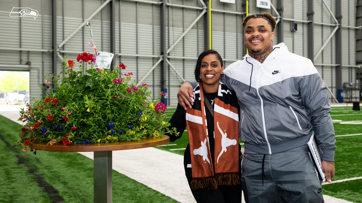 Seahawks's tweet photo. Grateful.

Happy Mother's Day, @12s! 💐 https://t.co/SD4j6r1NGh