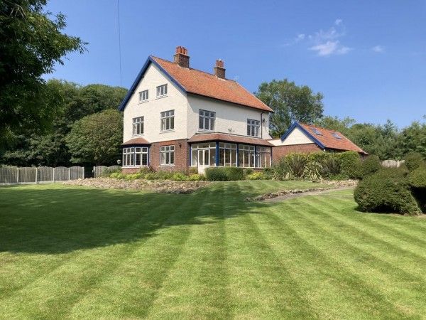 Group self-catering by the sea has never looked so good! Bourne End House is between Filey and Hunmanby Gap in the quiet village of Primrose Valley on the #Yorkshire Coast. Find out more: buff.ly/3JXldaq #SelfCatering