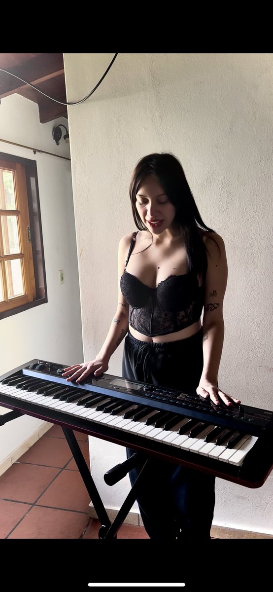Vendo mi teclado sintetizador Korg Kross 1 IMPECABLE con transformador, plug, funda y pie de piano de regalo, 750mil $