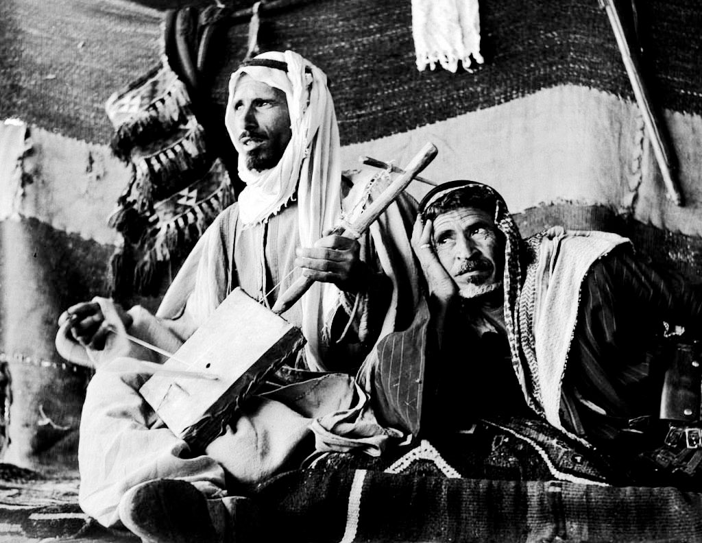 من يشوف المبتلي ويفصل اثياب الشماته
   مايموت الا الثياب اللي مفصّلها لبسها