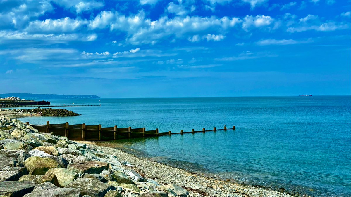 Y môr yn lâs a’r awyr yn lâs a iachus iawn yw’r âr yn Aberaeron💙😃 The sea is blue and the sky is too and healthy snd fresh is the air at Aberaeron💙😃 Beautiful Sunday conditions for recharging the batteries🏴󠁧󠁢󠁷󠁬󠁳󠁿